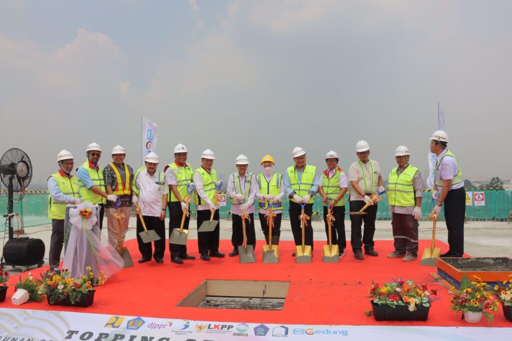 STMKG GELAR TOPPING OF CEREMONY