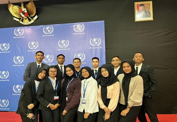 TUNJUKKAN EKSISTENSI, TARUNA STMKG IKUTI KEGIATAN UNFCCC MOCK COP KE- 28